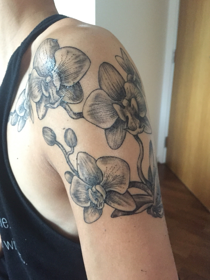 tatouage de fleurs orchidées noir blanc épaule