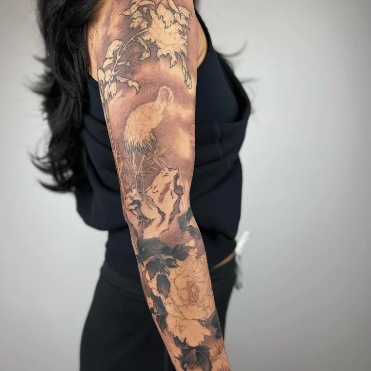 symboles fleurs oiseaux tatouage femme manche symbolique