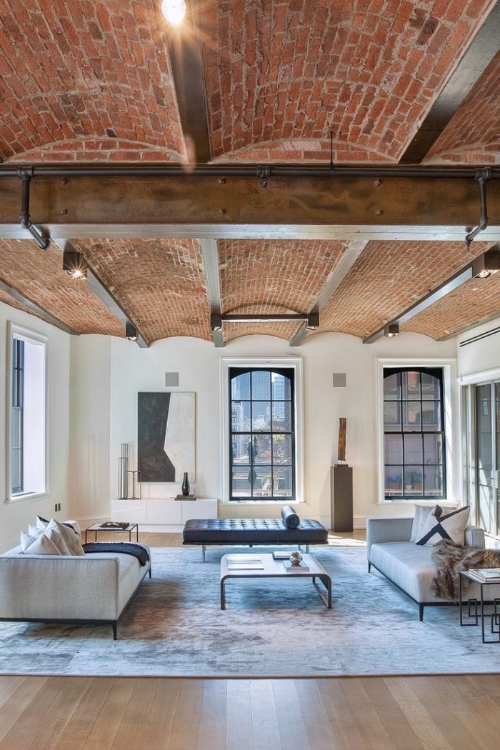 meuble style industriel, chambre loft au plafond en briques rouges et plancher en bois stratifié clair