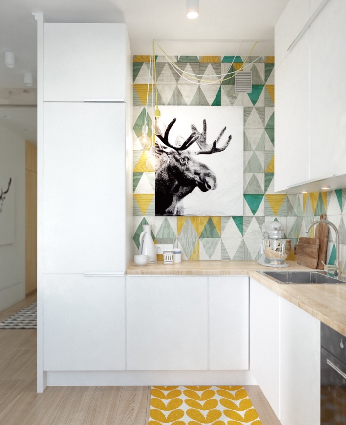 cuisine équipée, papier peint à design scandinave aux motifs triangulaires jaune et vert, meubles de cuisine blancs sans poignées