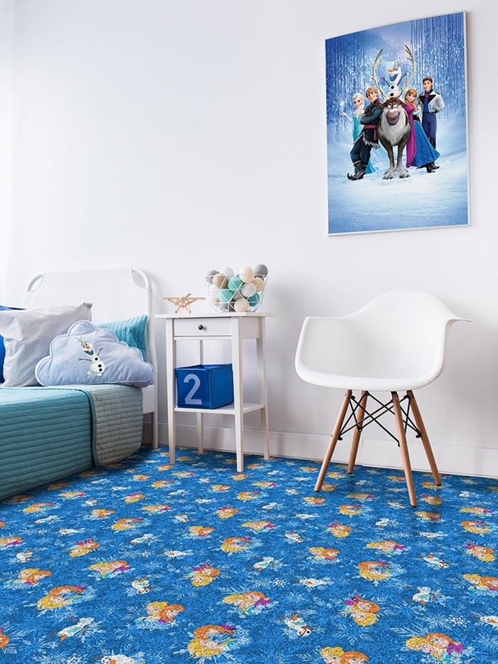 peinture interieur, chambre d'enfant aux murs blancs et tapis bleu foncé à motifs Elsa et Anna, couverture de lit en turquoise