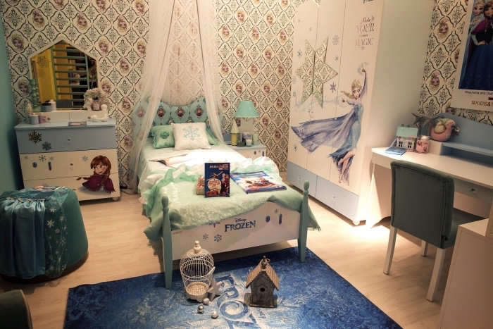 chambre reine des neiges, aménagement pièce d'enfant aux murs papier peint Elsa, petit lit à baldaquin Frozen