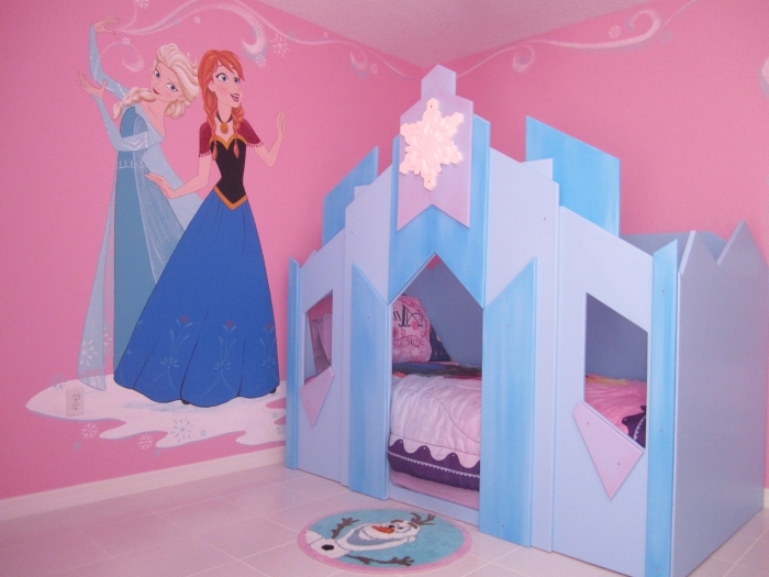 chambre fille aux murs rose et stickers Anna et Elsa, lit enfant en forme royaume gélé, housse de couette la reine des neiges