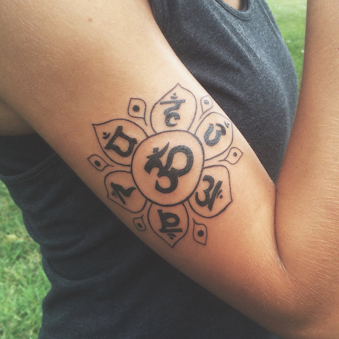 tattoo symbole bouddhiste Om mani padme hum chakras