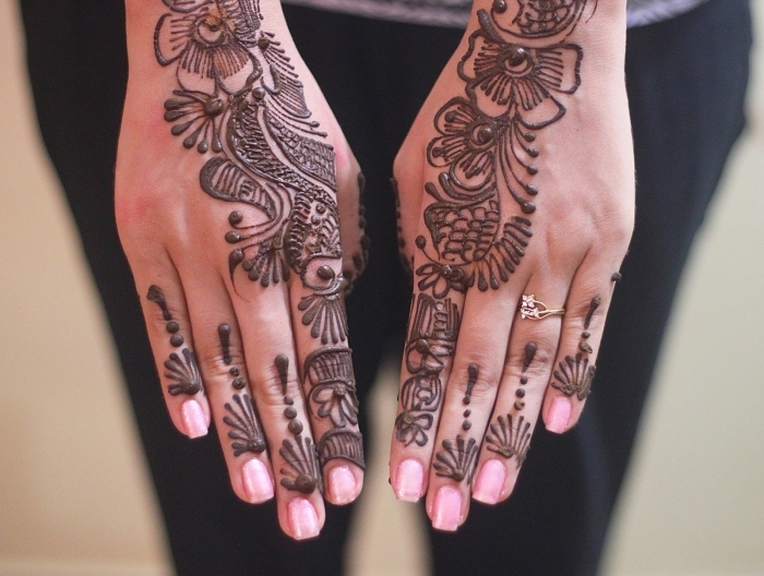 henné facile, modèle de dessin au henné noir sur les mains féminins, tatouage temporaire à design florale