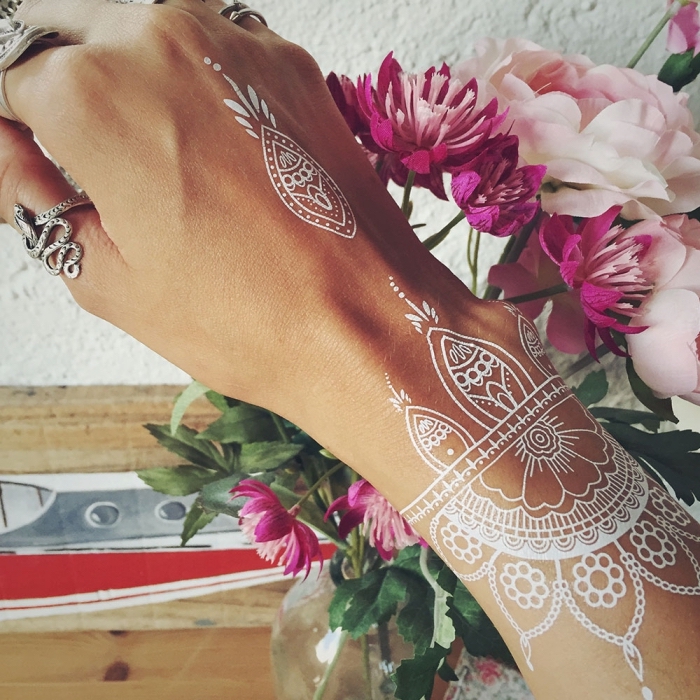 henné simple main, tatouage temporaire pour femme à motifs gouttes d'eau, art corporel blanc à design féminin