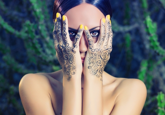 henné main simple, art corporel pour femme au henné noir sur les mains et les doigts, tatouage temporaire à motifs floraux et volutes