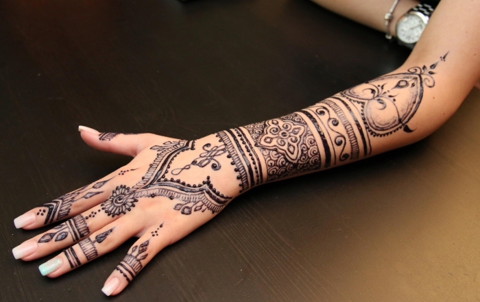 motif henné, idée comment se tatouer les bras à design temporaire, tattoo au henné noir et motifs gouttes d'eau