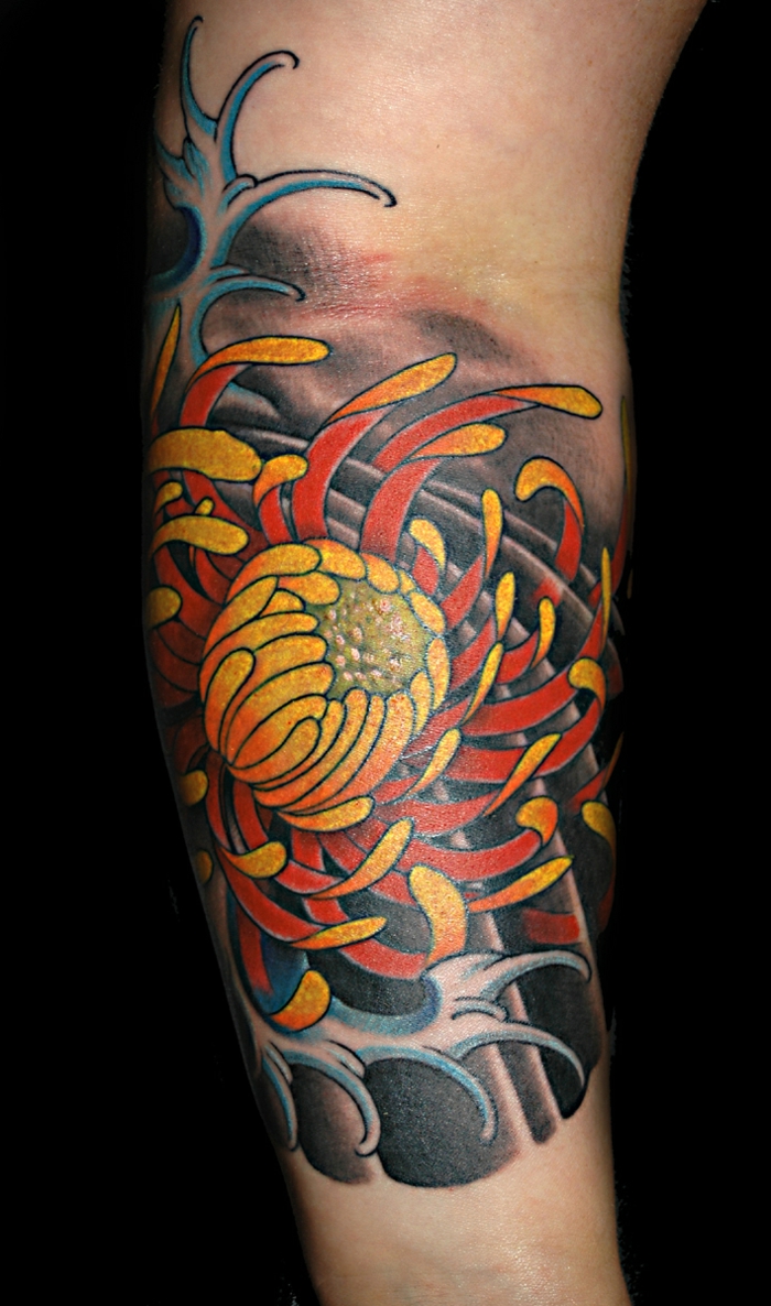 tatouage avant-bras, pivoine en rouge et jaune à fond noir, tatouages originaux hommes