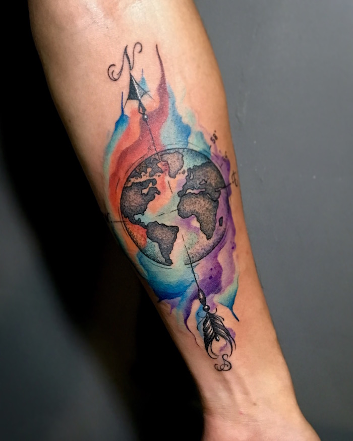 tatouage de la terre en couleurs aquarelle boussole compas