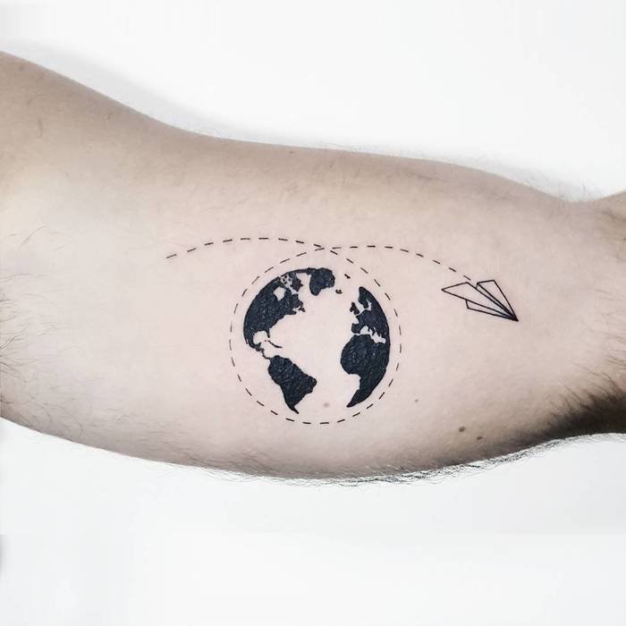 tatouage avion en papier et terre sur bras