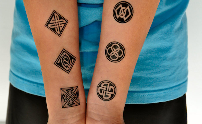 tatouages symboles bouddhistes sur avant bras