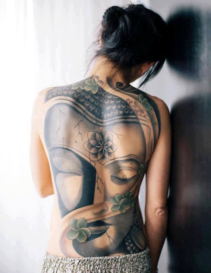 symbole thailandais tatouage symbole hindou bouddhiste tete bouddha dans le dos femme