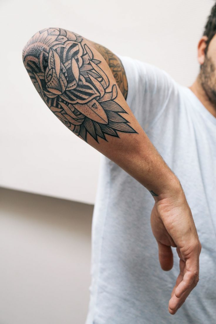tatouage boussole homme, demi bras tatoué, t-shirt blanc, symboles tatoués à la coude
