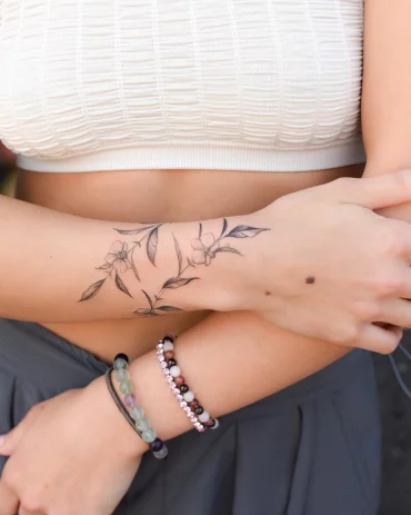 tatouage bracelet motifs fleurs petales feuilles bijoux perles colorees