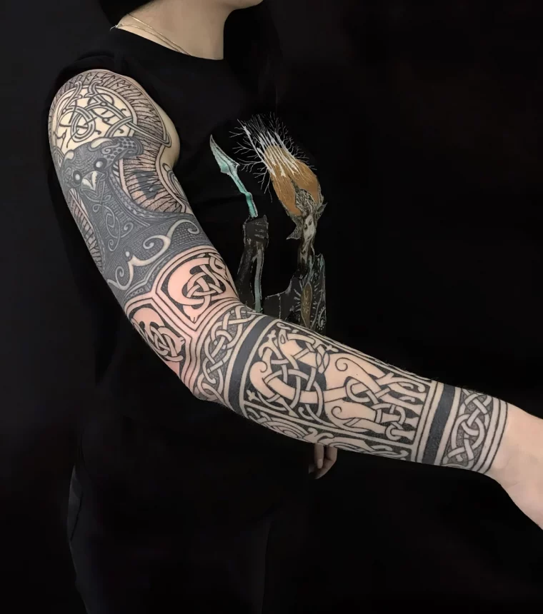 tatouage bras entier femme symboles ethniques motifs geometriques