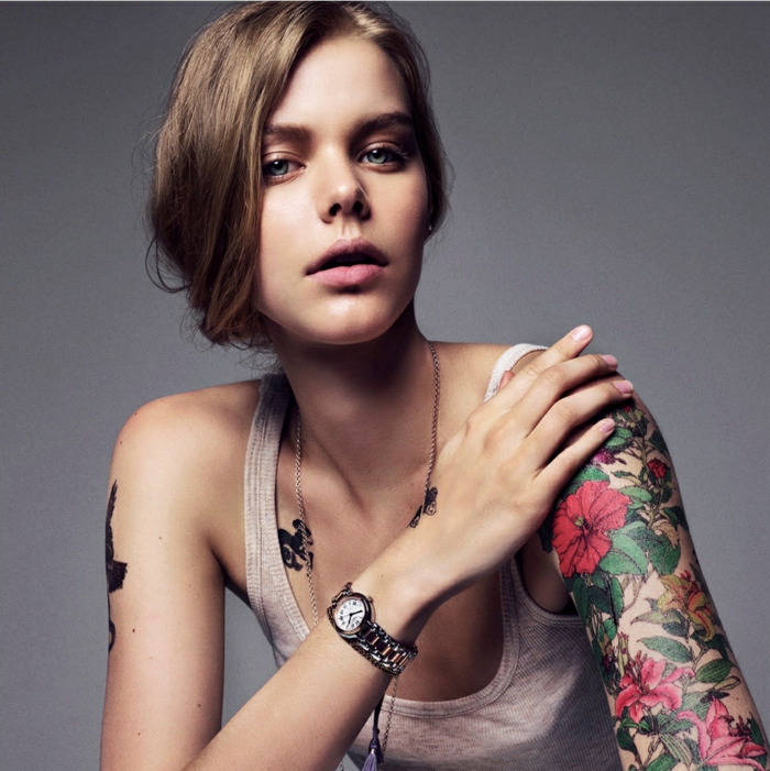 tatouage bras femme, fleurs épanouies sur le bras, design de tatouage floral 