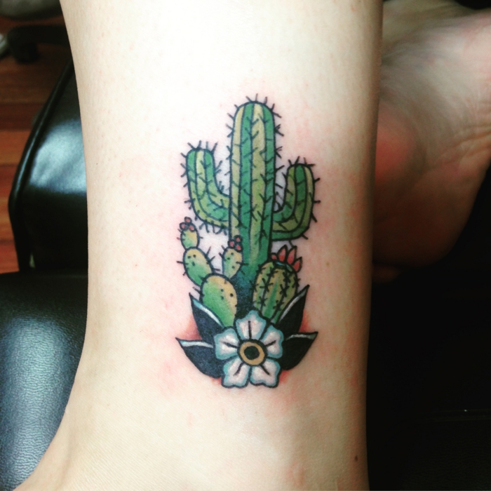 tatouage cactus, design de tattoo sympa, cactus fleuri et une fleur bleue