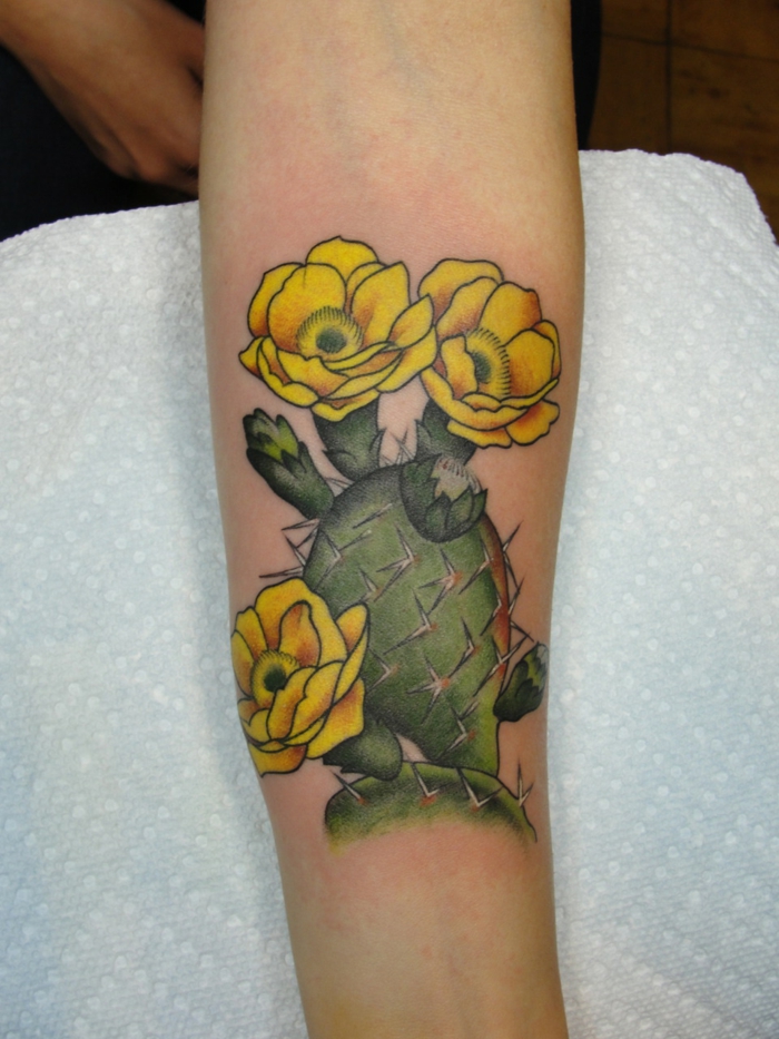 tatouage cactus épanoui en fleurs jaunes, tatouage sur l'avant-bras; modèle cactus