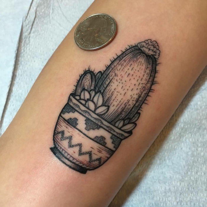 tatouage cactus, pot aux motifs géométriques, petit tatouage mignon