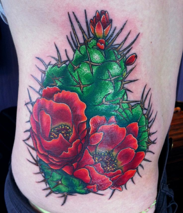 tatouage cactus, tatouage old school, grandes fleurs rouges et épines
