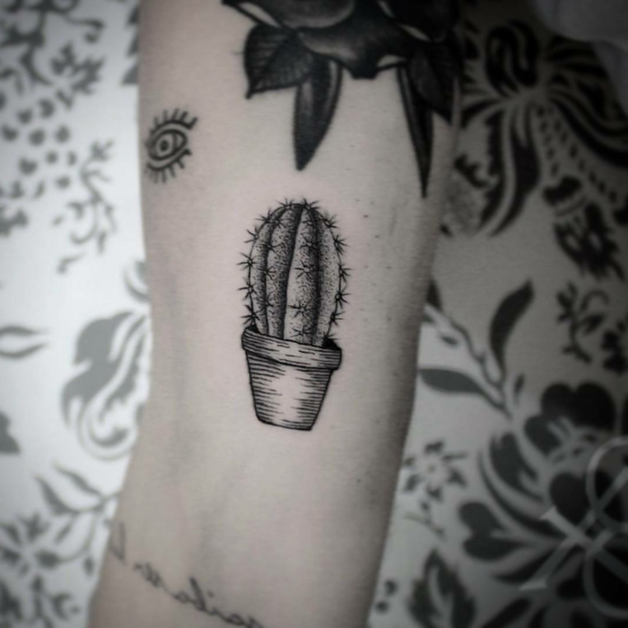 tatouage cactus, tatouage noir et blanc, cdessin de actus à mettre sur son bureau