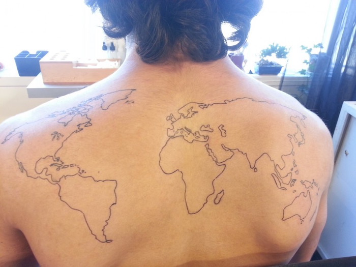 tatouage carte du monde tattoo planisphère dos