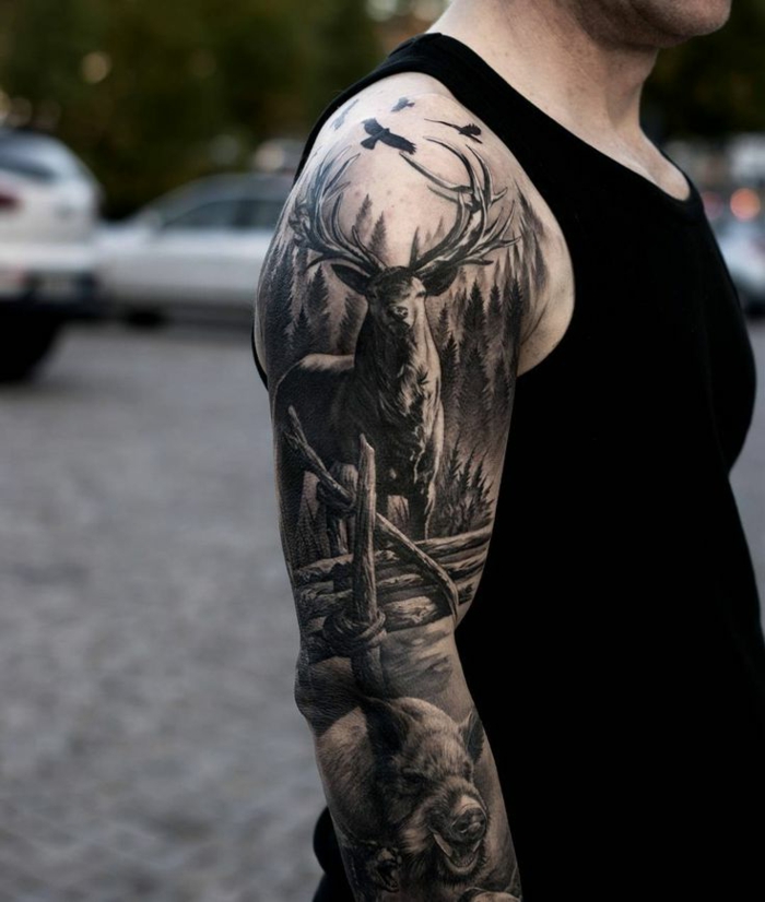 tatouage cerf au bras musclé, tenue noire, image de cerf dans la forêt