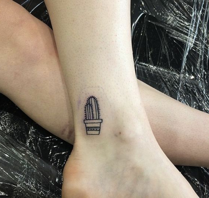 tatouage cheville femme, petit tattoo original représentant un cactus à la cheville