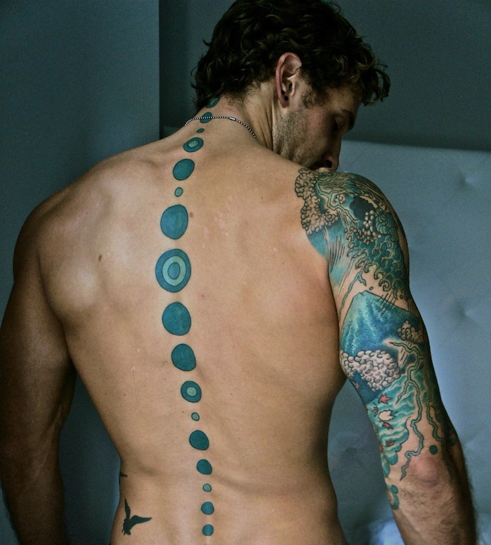 tatouage colonne vertébrale homme dos pois points ronds tattoo cercles
