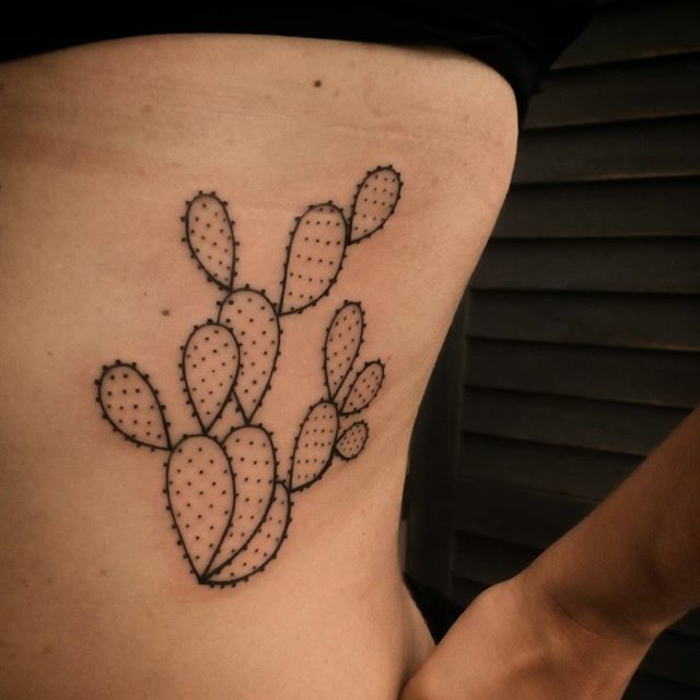 tatouage cotes femme, tatouage sympathique avec encre noire, tatouage sur le corps