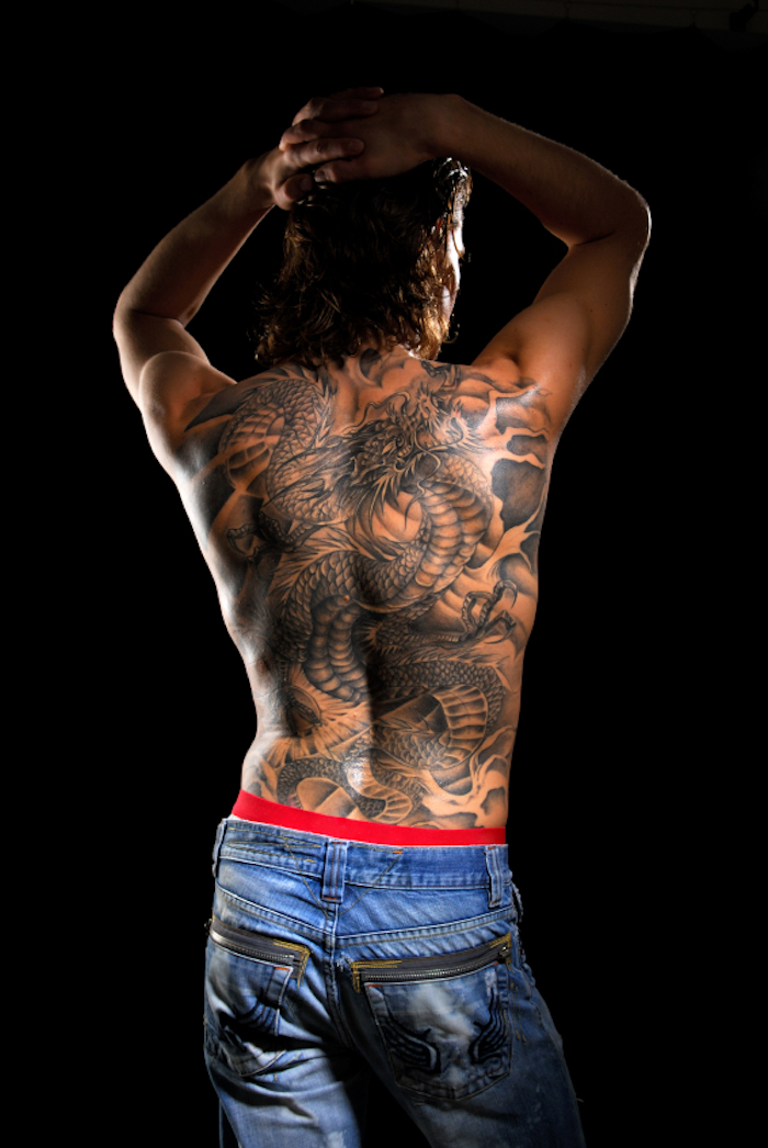 tatouage dans le dos homme dragon japonais