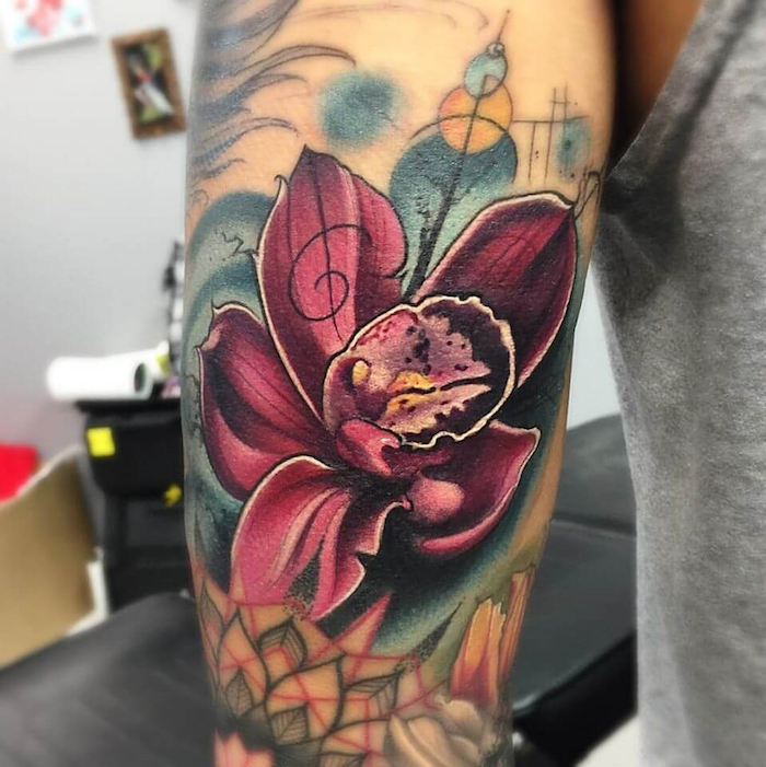 tatouage de fleur orchidée violette fleurs tatouages bras femme