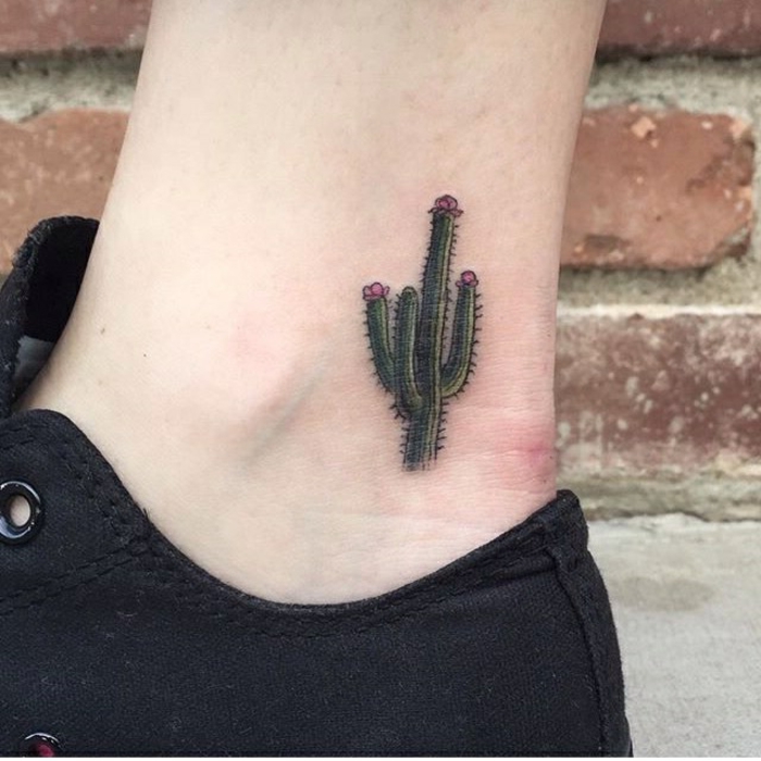 tatouage discret, petit cactus aux fleurs pourpres tatoué juste au-dessus de la cheville