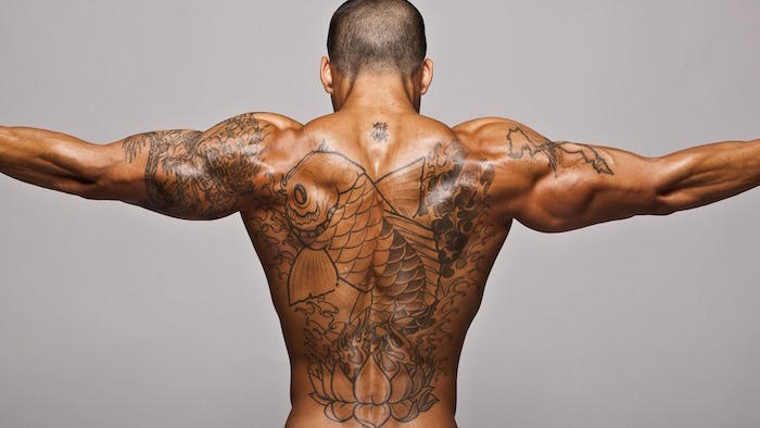 tatouage dos homme tattoo carpe koi