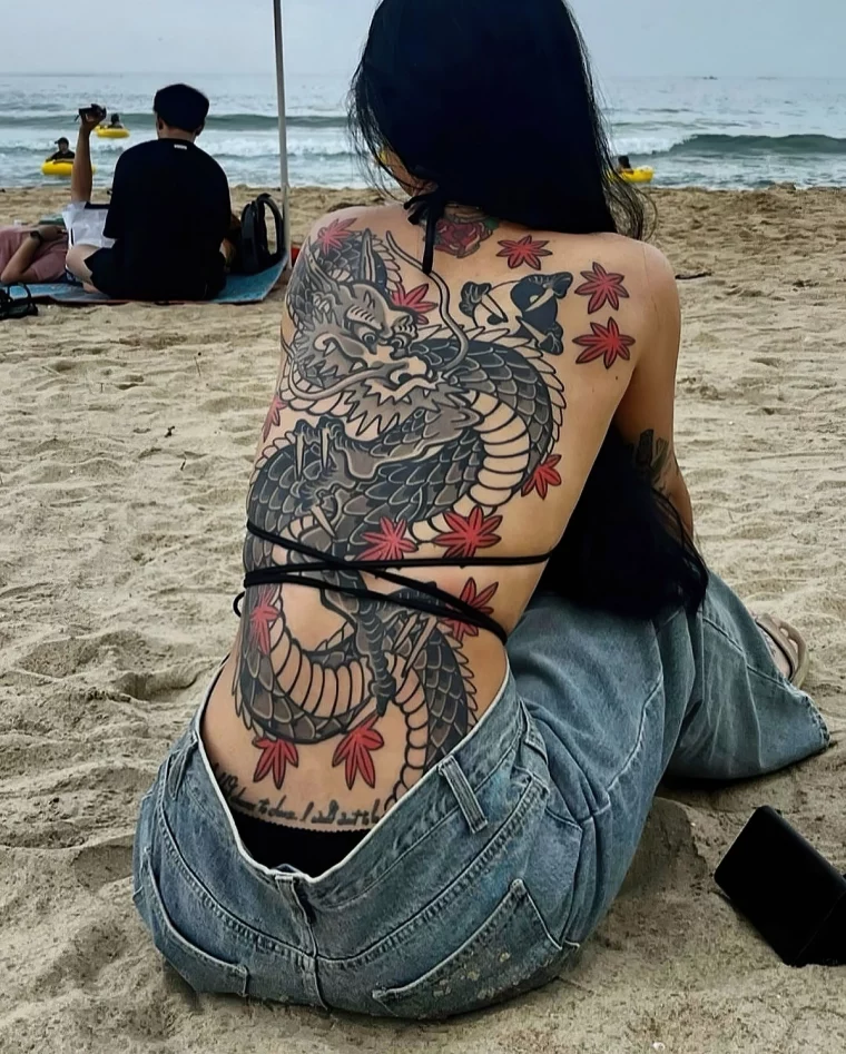 tatouage dos femme grand dessin creature dragon ecailles