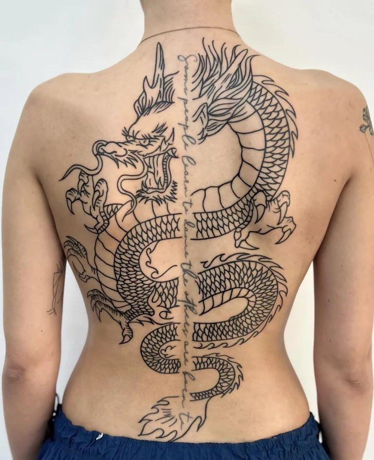 tatouage dos femme symbolique silhouette corps dragon bouche ouverte