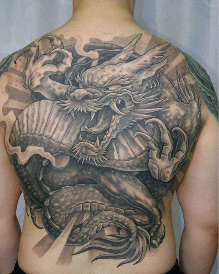 japonais tatouage dos homme dragon tribal noir et blanc