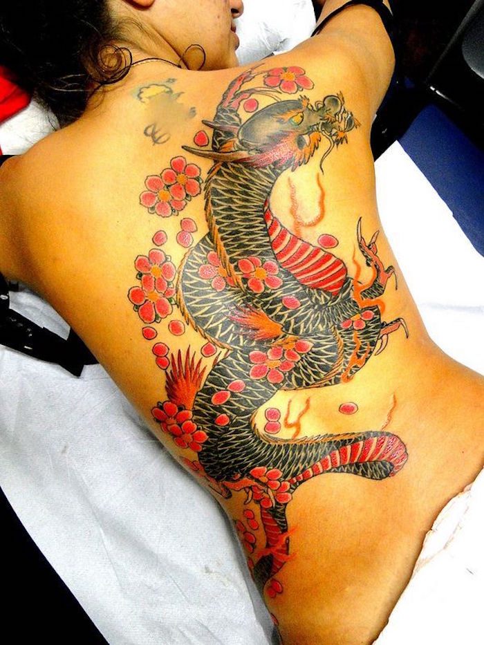 modele tatouage dragon japonais dos femme