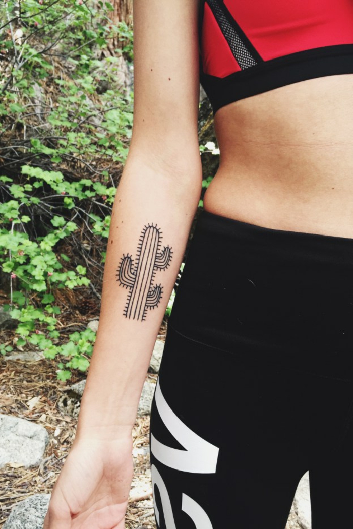 tatouage avant bras femme, tatouage stylisé encre noire, cactus symbolique