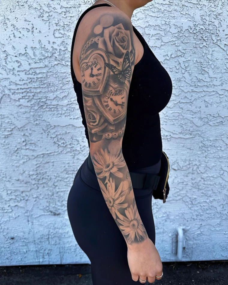 tatouage femme bras horloge fleurs symbolisme motifs temps