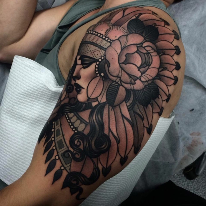 tatouage indien, pivoine épanouie et femme avec une coiffe amérindienne