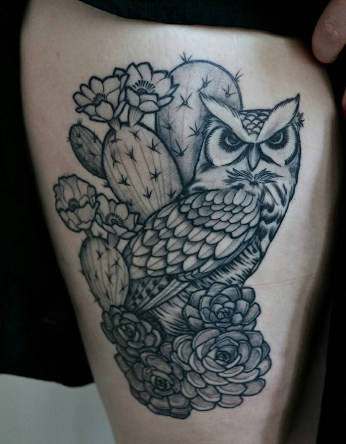 tatouage femme jambe, hibou et cactus fleuri en noir, grand tatouage