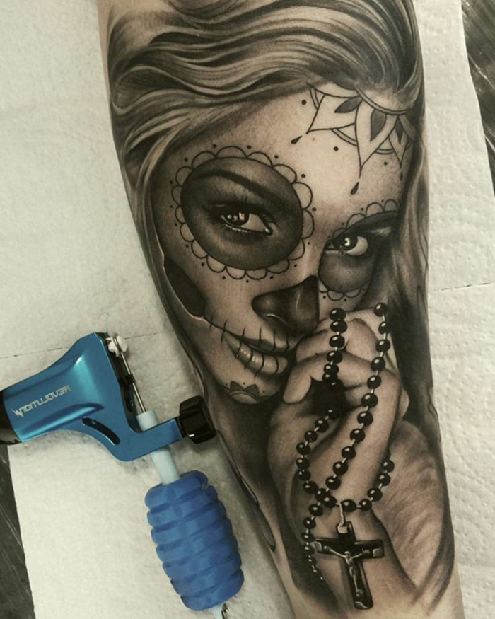tatouage style goth, femme maquillée pour l'halloween, femme avec une masque tête de mort