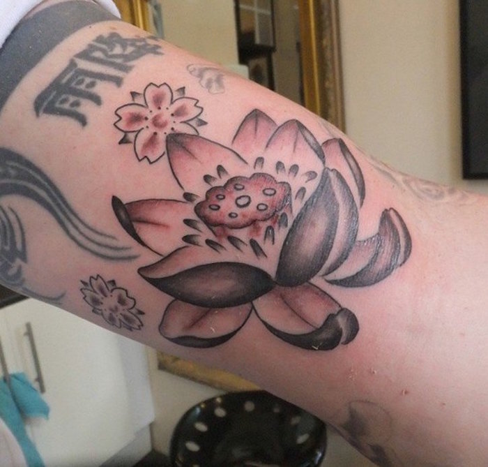 fleur de lotus tatouage bouddha bouddhiste