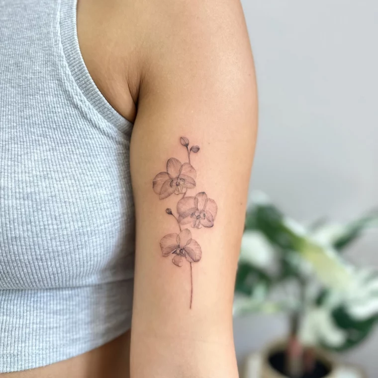 tatouage fleur discret bras femme crop top gris dessin realiste