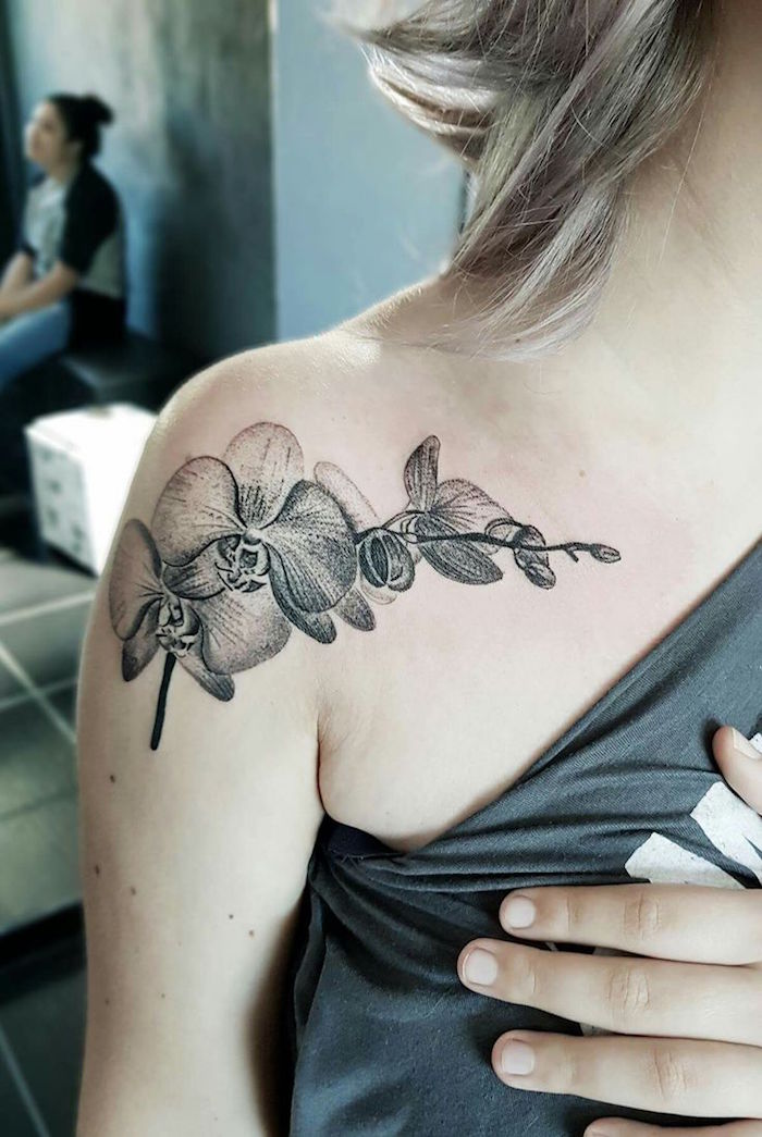 tatouages de fleurs orchidées tatouage fleur épaule orchidée