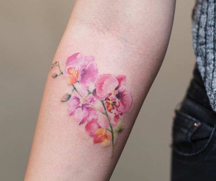petit tatouage orchidées roses avant bras quarelle