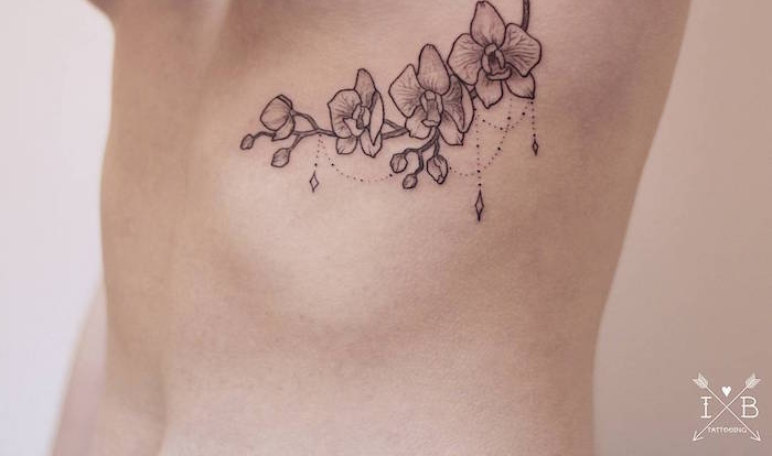 tatouage orchidée sous poitrine tattoo fleurs underboobs