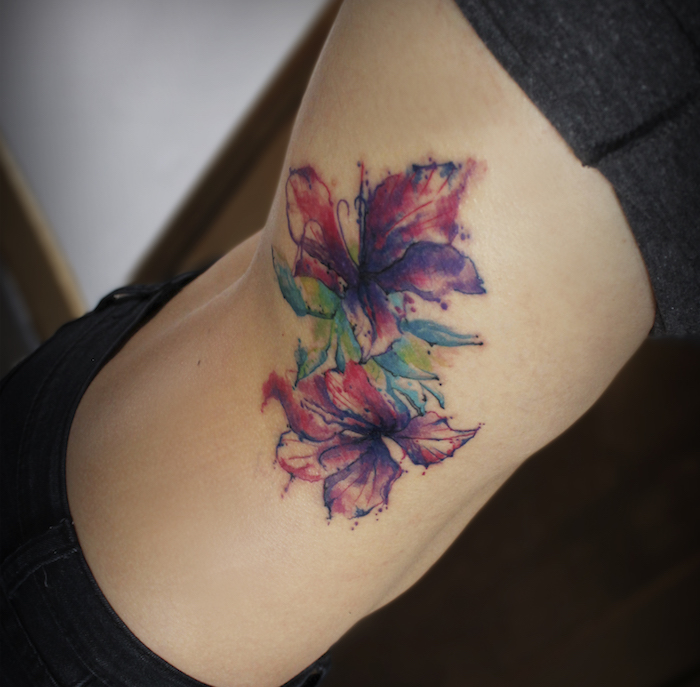 tatouage femme fleur aquarelle tatouages fleurs couleurs dos